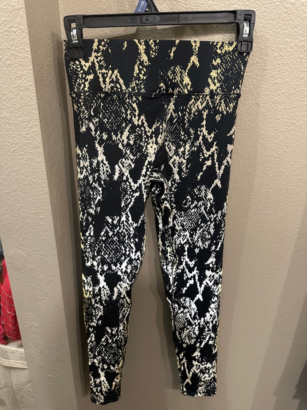 Noli Black and Cream Snake-Print  women Leggings and shiny black and cream color